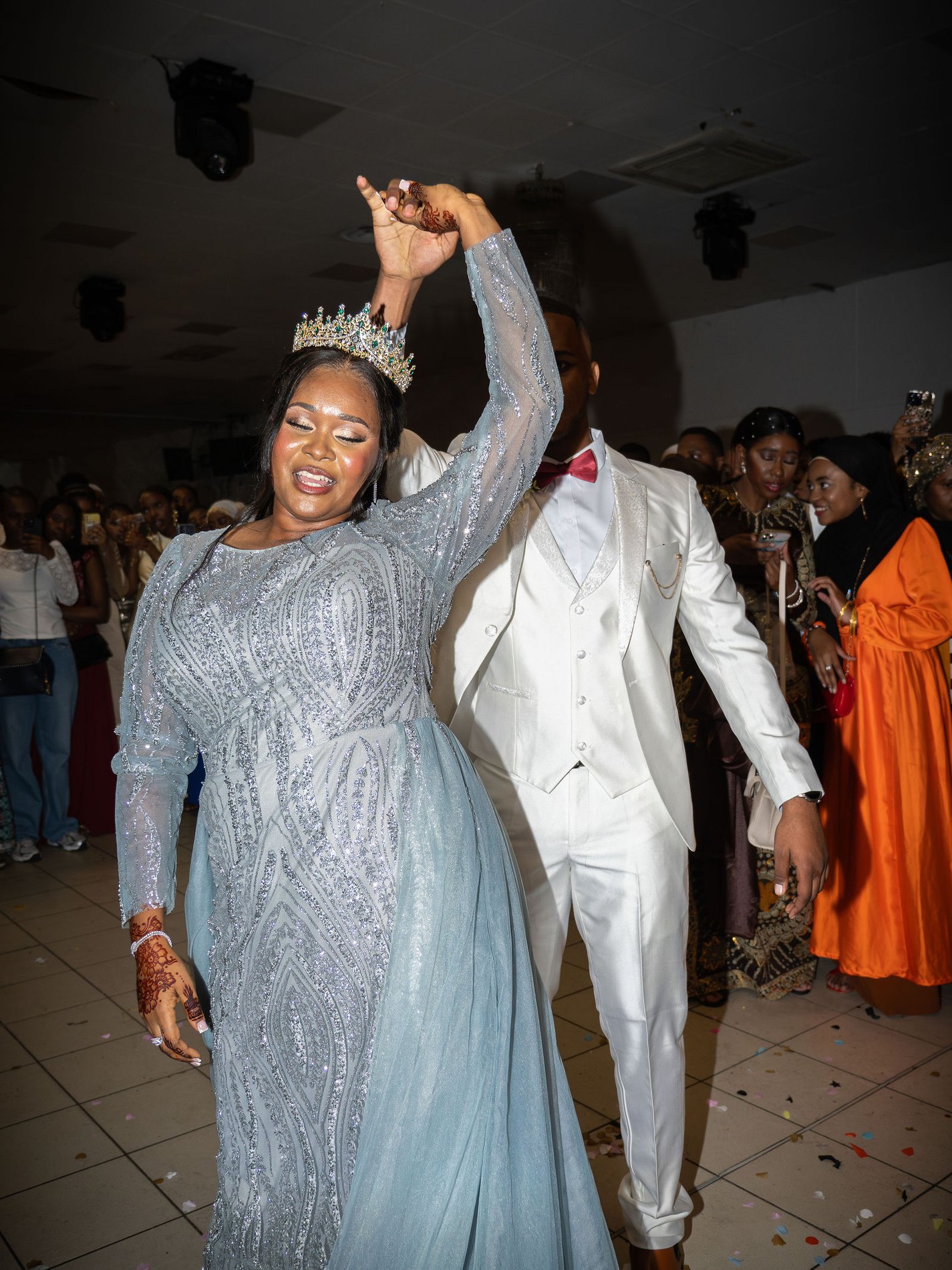 Danse et liesse sur la piste, la mariée couronnée